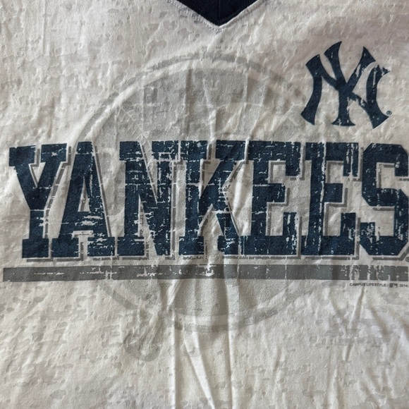 NY Yankees Women’s V-Neck Distressed Shirt - White and Navy - Picture 3 of 8